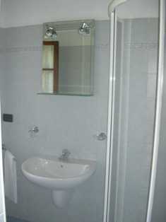 Bagno dotato di doccia e phon. Clicca per ingrandirla