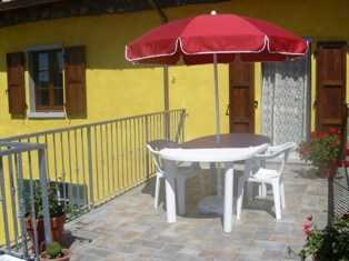 Solarium dotato di tavolo, sedie, ombrellone e sdraio. Clicca per ingrandirla 